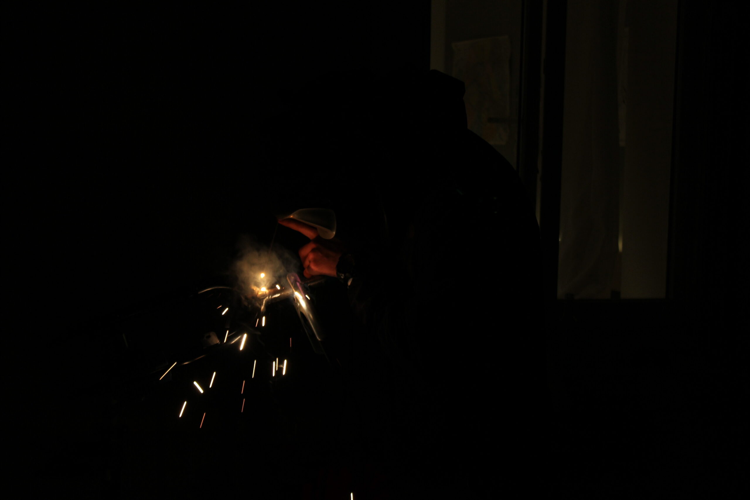 Soudeur sur fond noir